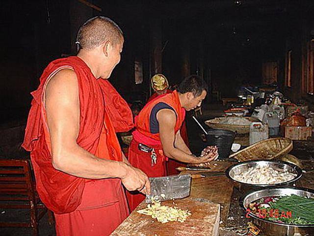 出家人一边吃肉一边超度,是功德还是罪过? 义云高 弘扬正法