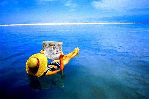 既然死海都能躺着读书看报，为什么就没人游泳？导游：别轻易作死