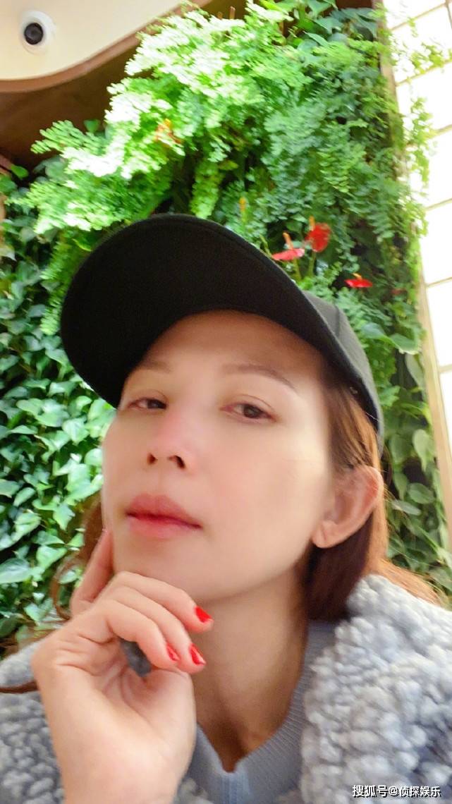 蔡少芬久违晒母女合照,47岁秀素颜难掩憔悴