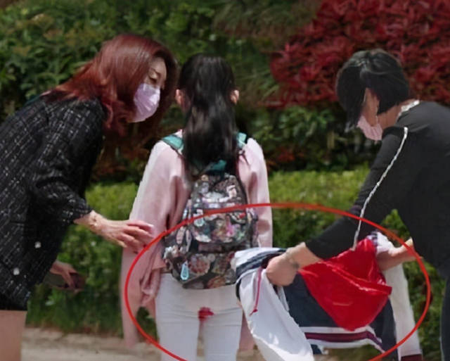 原创12岁女孩来月经染红白裤,走在大街上不知情,路人的行为很贴心