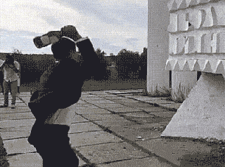 gif-搞笑段子:一看姑娘动作就很熟练 爸爸脸都绿了