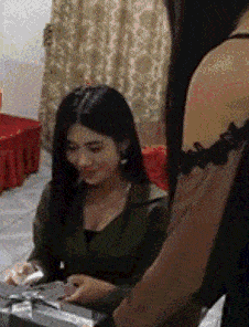 gif-搞笑段子:这几个姑娘溜进我家的庄园了,我该怎么办才好呢