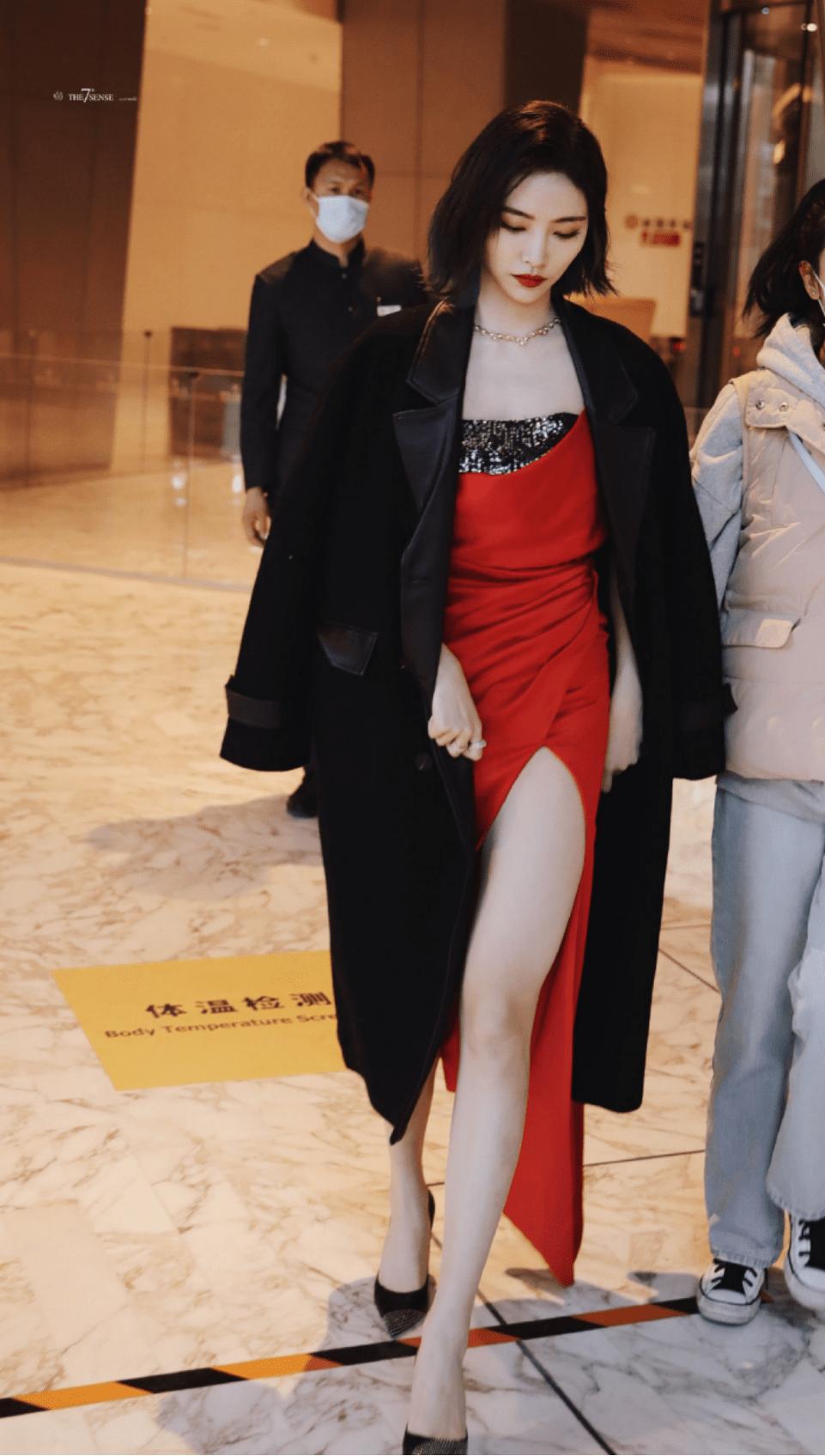 许佳琪这身材堪称"完美"!穿红色抹胸礼服,秀长腿和直角肩绝美