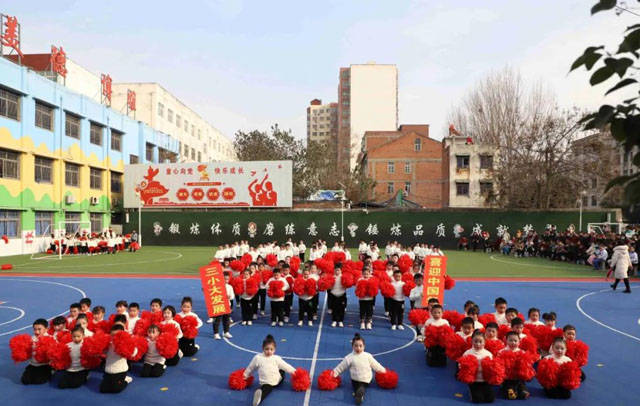 邓州市城区三小幼儿园举行迎元旦团体操表演
