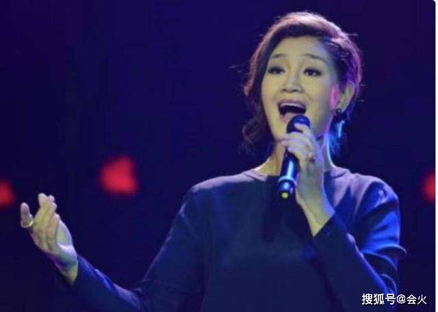 降央卓玛穿袍子很朴素,身后豪宅抢眼!怀三胎时挺9月孕肚唱高音