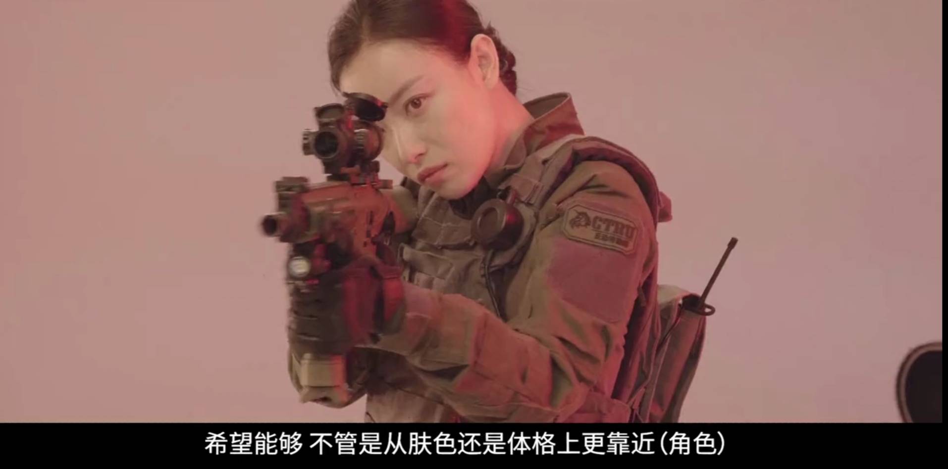 《拆弹专家2》:倪妮单手持八斤,刘德华和刘青云悬吊