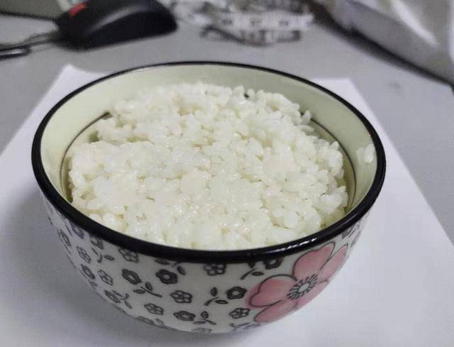 举个例子:50g大米可以煮一碗粥,蒸米饭却连半碗都不到,所以您吃2两饭