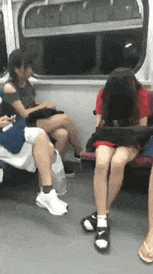 图片[1]-GIF搞笑段子：千万不要随随便便在地铁上打瞌睡,把旁边的妹子吓蒙了！-妖次元