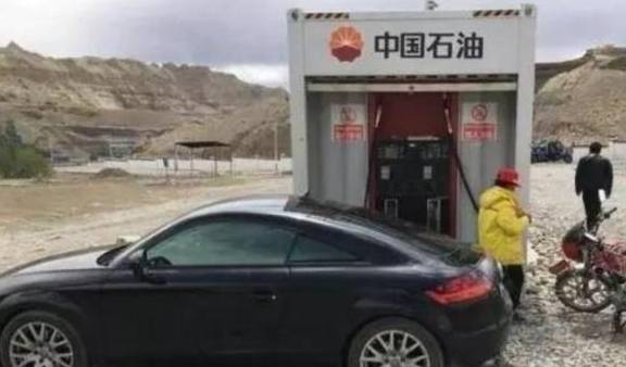 全国最简陋的加油站，只有一名员工，不定时营业