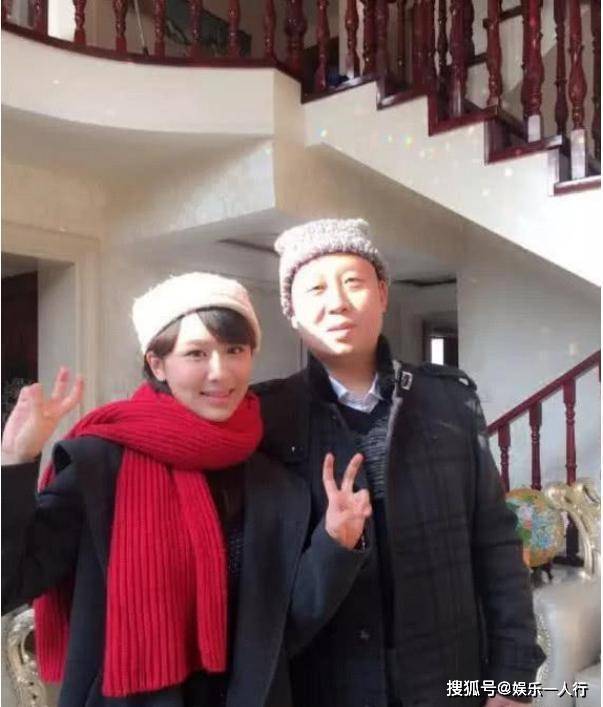 原创参观杨紫老家的豪宅,房子面积超大,连楼梯都是实木的