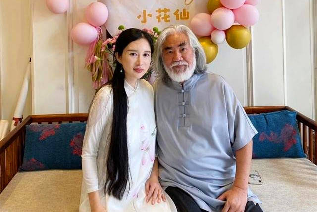 同样是比妻子大31岁,张艺谋比张纪中可"朴素"多了