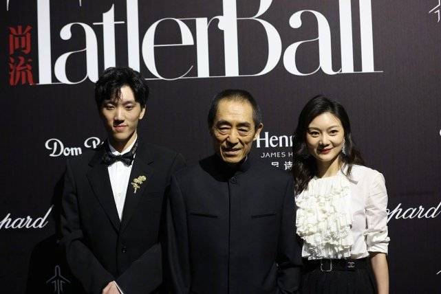 张艺谋为小女儿开心庆生,14岁张壹娇像极妈妈