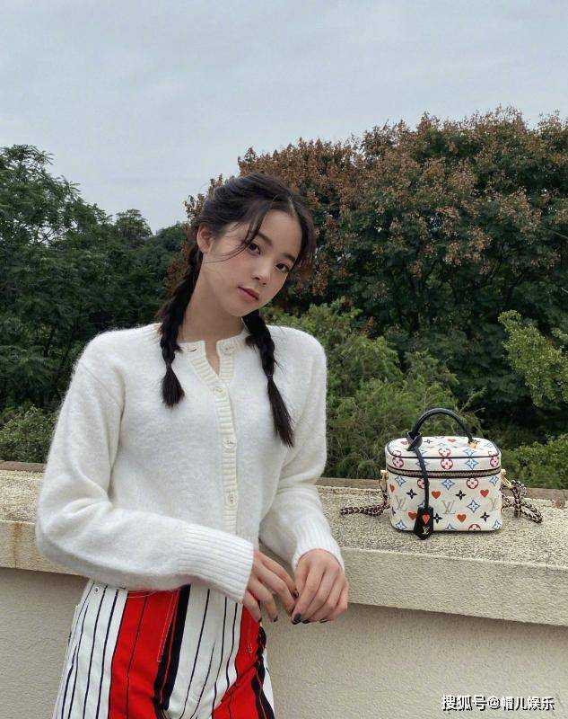 穿搭上会显的更加成熟稳重,性感味十足的一字肩波点连衣裙,打造出迷人