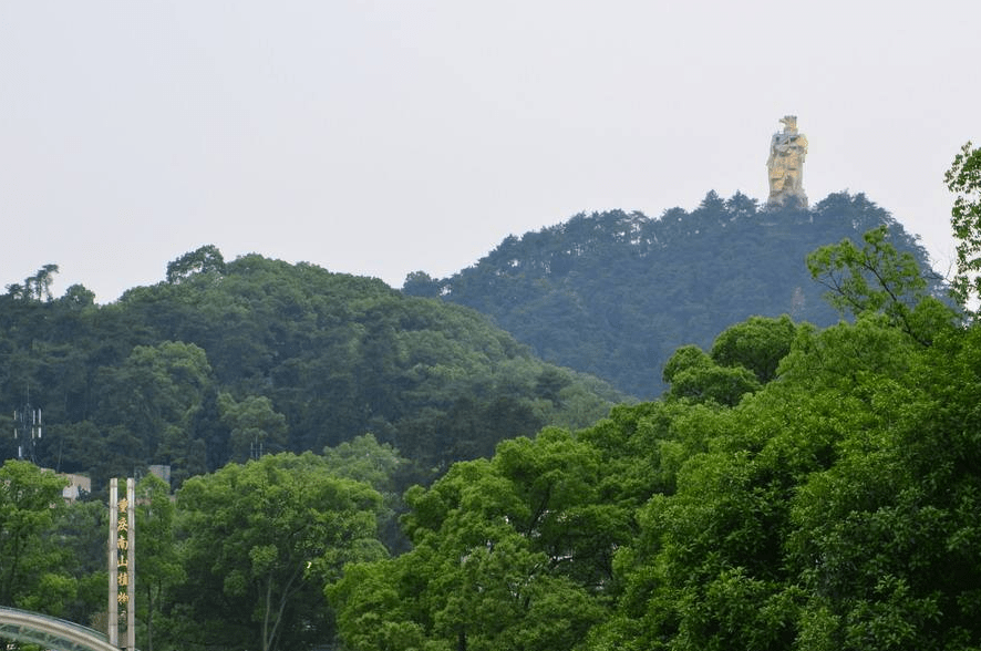 重庆一座大金鹰雕像，是最高观景台，却被当地人称为大金鸡