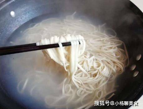 原创煮面条时别直接开水下锅,掌握1点小窍门,面条顺滑分明不成坨