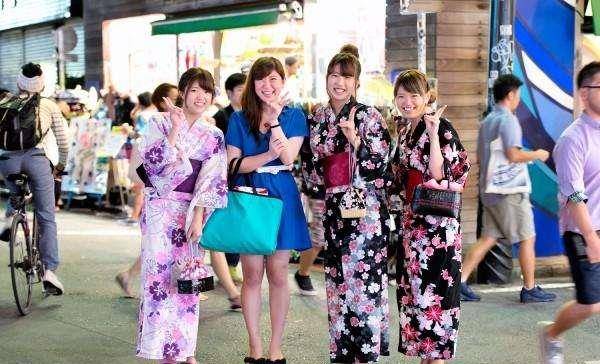 【HQ环球体育官方网站】
在东京银座的陌头上行走一遍, 见到一些妆扮离奇的日本女人(图3)
