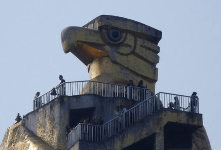 重庆一座大金鹰雕像，是最高观景台，却被当地人称为大金鸡