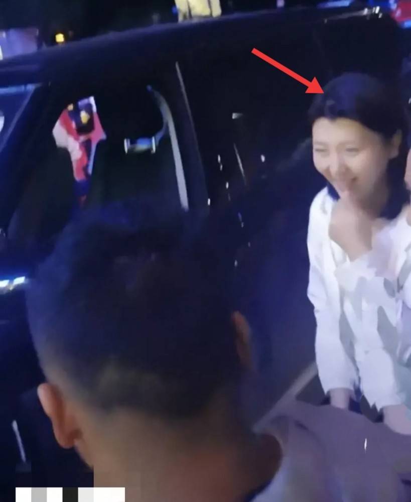 亲手拔掉父亲氧气管,曾红过赵本山的她如今却惨遭网友抵制!