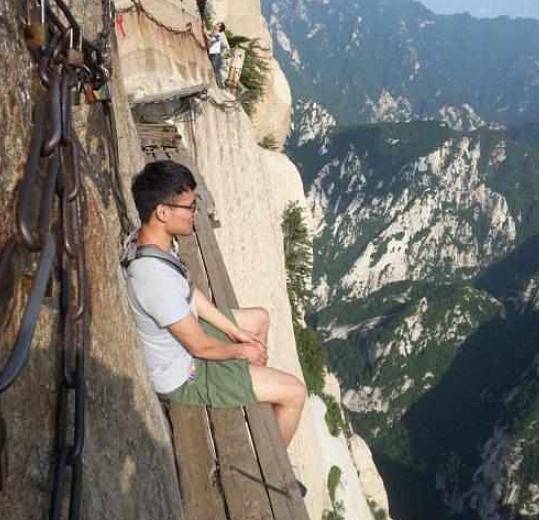 梦境解析，梦见自己和朋友跳崖，船中水满，山崩海啸的深层含义