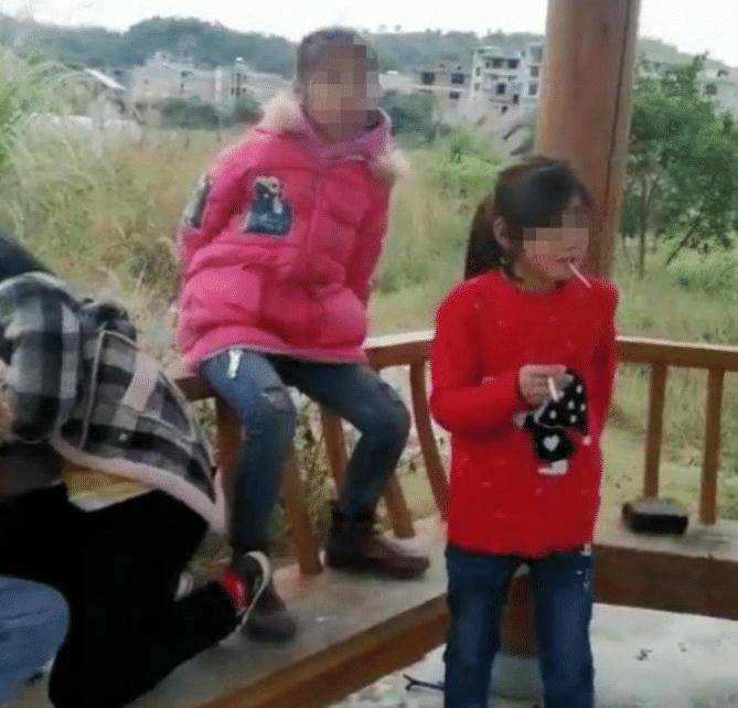 原创5个不到10岁小女孩聚众抽烟,炫耀自己的男友,网友:真是闻所未闻