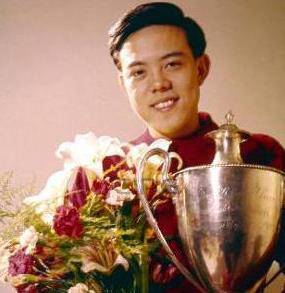 我国乒乓球的第一个世界冠军容国团为了捍卫名誉而自杀