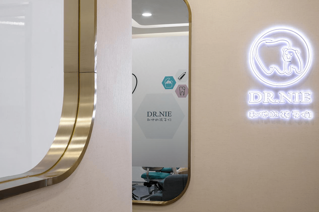 我们团队将另一部分储物空间设计在背景墙的柜体内部