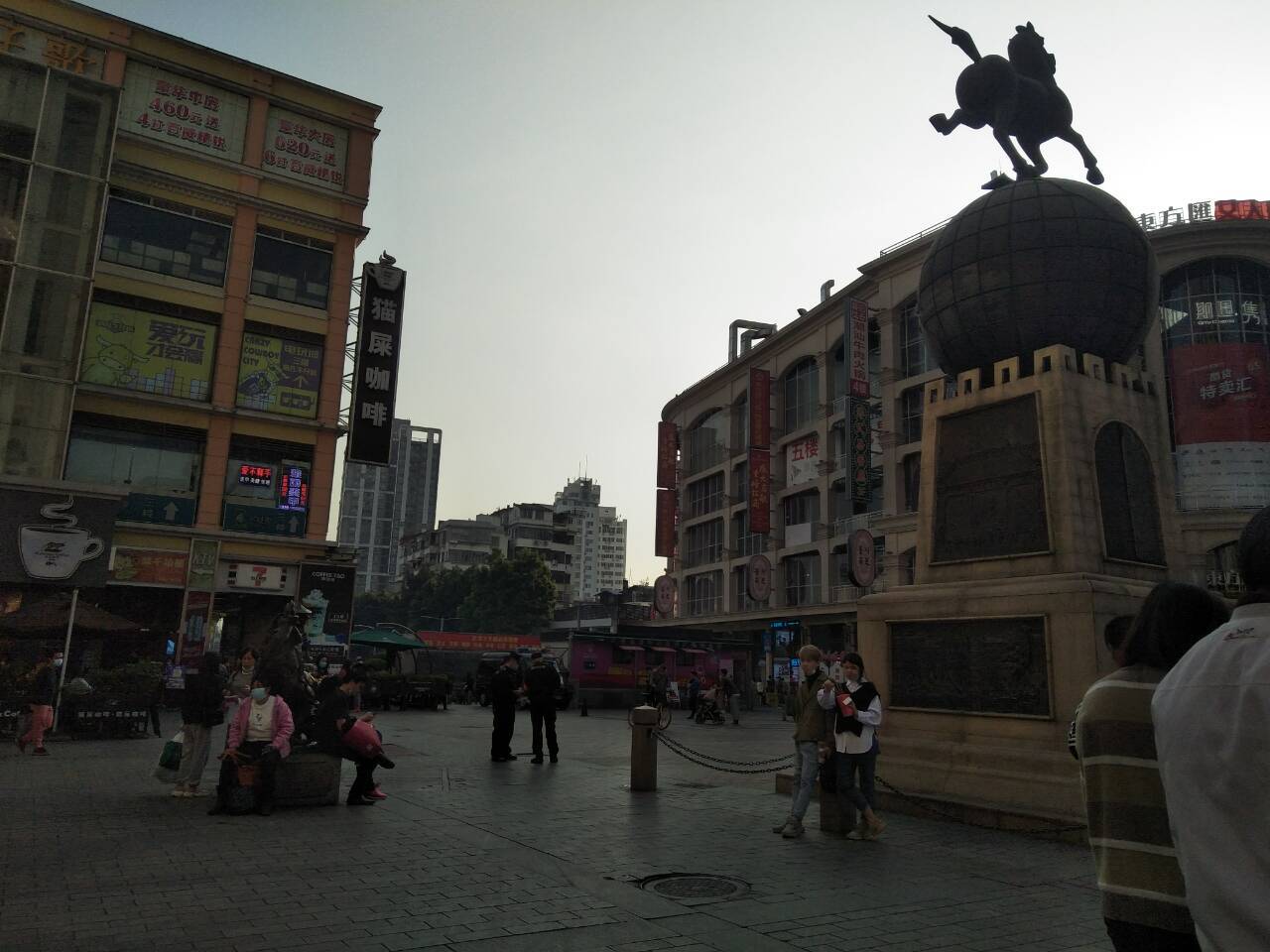 广州热闹无比的步行街，如今旺铺档口关门转租，街上一片冷冷清清