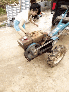 女汉子附体,摇拖拉机啥的,小意思