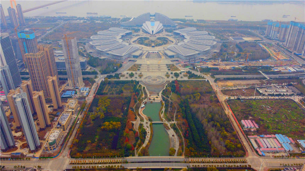 航拍武汉国际博览中心和中央水景公园