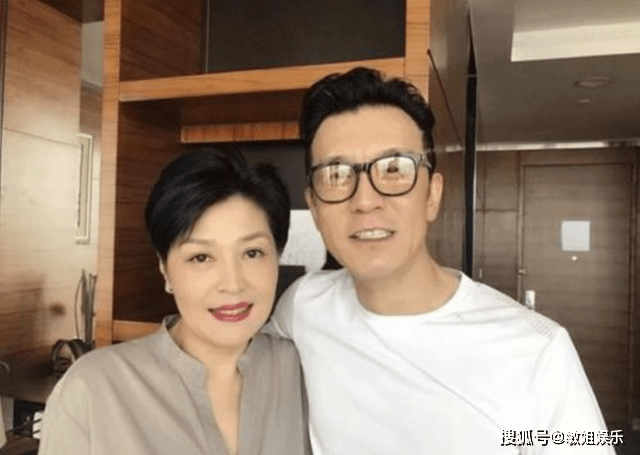哈文晒李咏生前最后一张照图片放大后却看哭众人手势让人心疼
