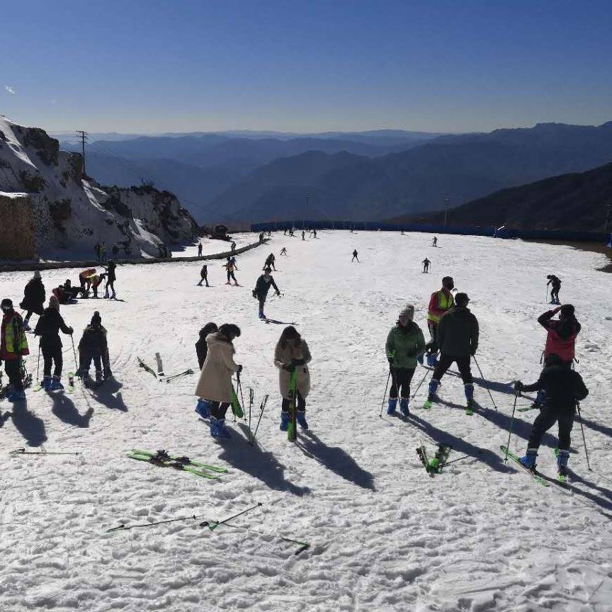 轿子雪山国际滑雪场云南首ge室外滑雪场60000多平雪道尽情驰骋