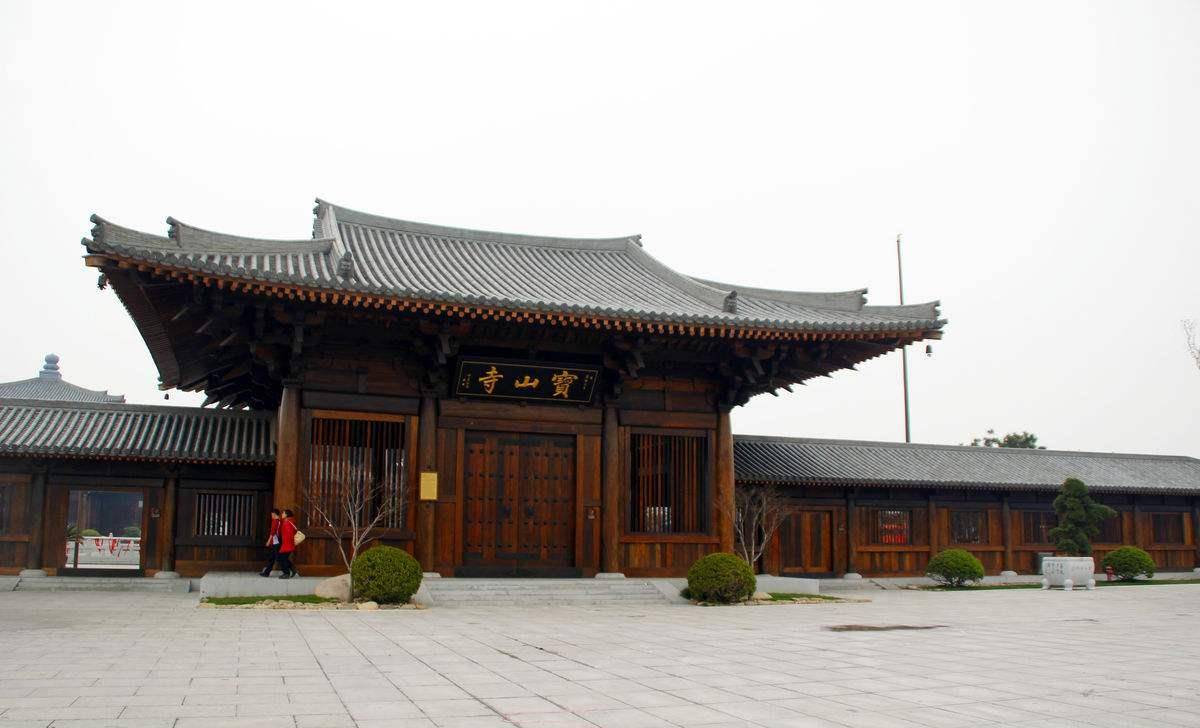 这个寺院达到了中国匠艺的巅峰，耗资8亿，没有一颗钉子