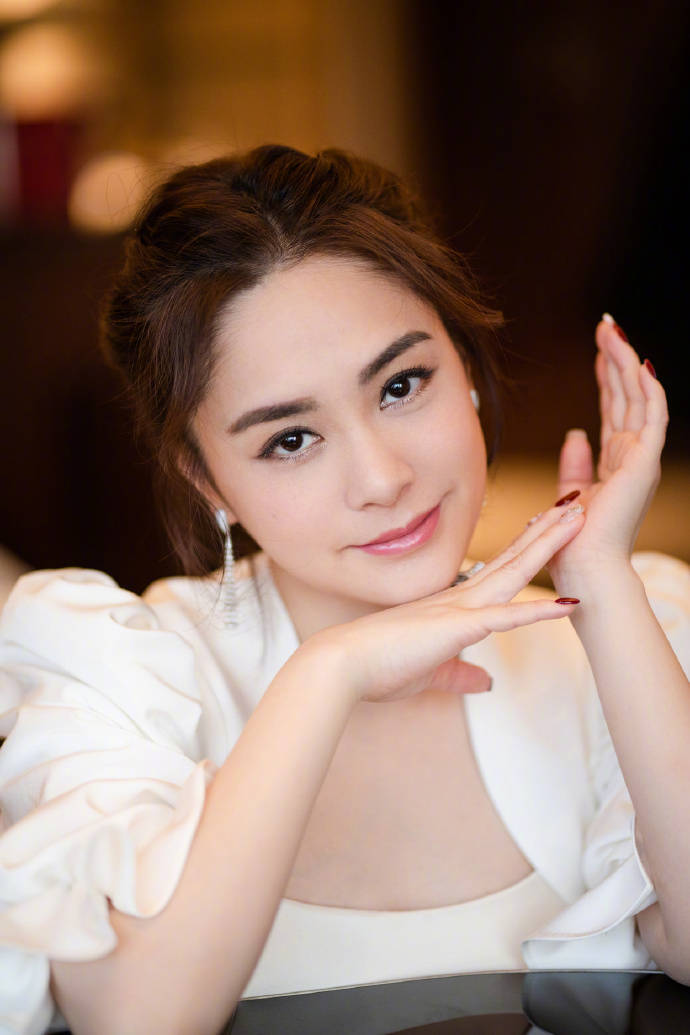 阿娇钟欣潼一袭白裙装扮清新雅致,明媚动人,娇美颜值