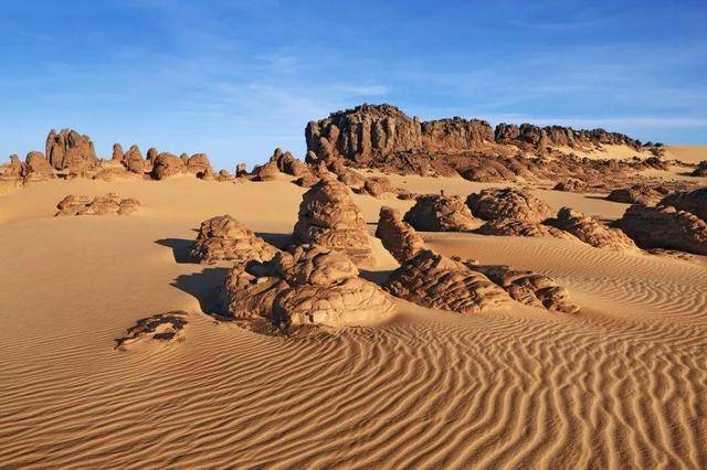 如果将沙子挖空，撒哈拉沙漠底下还剩下什么？