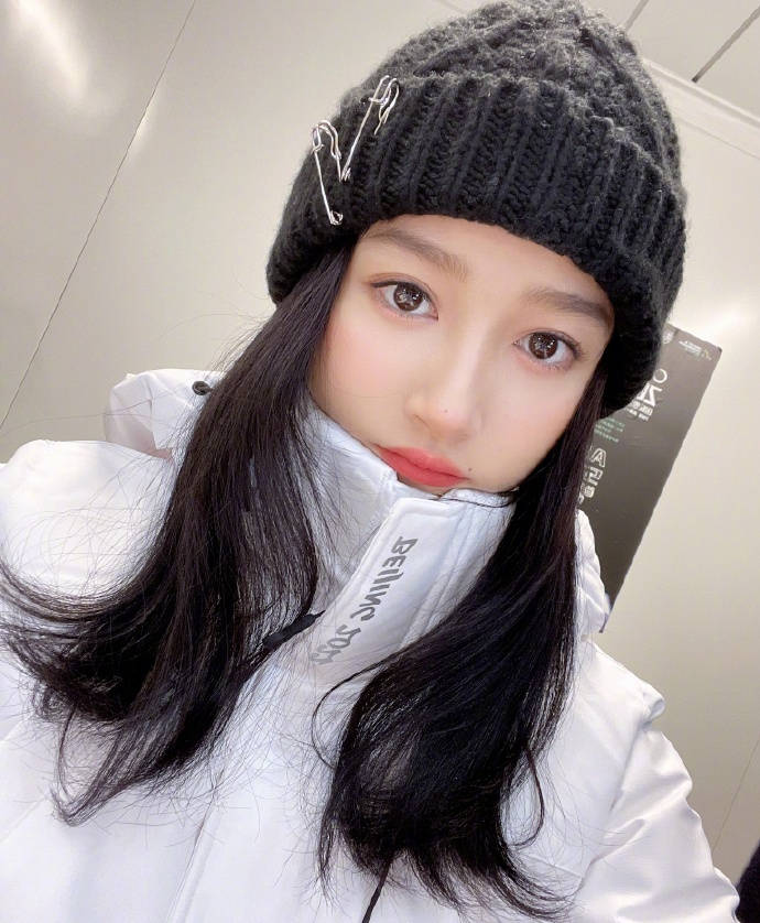 关晓彤军大衣裹羽绒服跨年 晒自拍大眼睛灵动俏皮