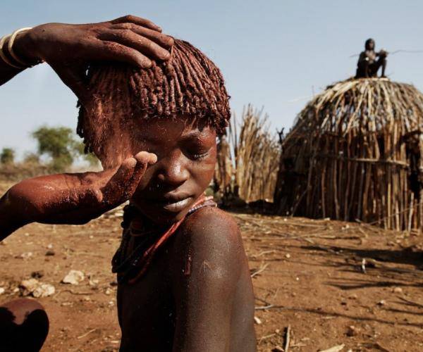 非洲的“红泥”部落，女性保持原始生态，男人一般外出放牧打猎