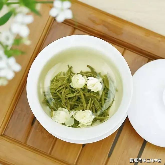 组方：茉莉花茶叶6g。用法：泡水服用。功效：升清降浊、润肠通便。主治