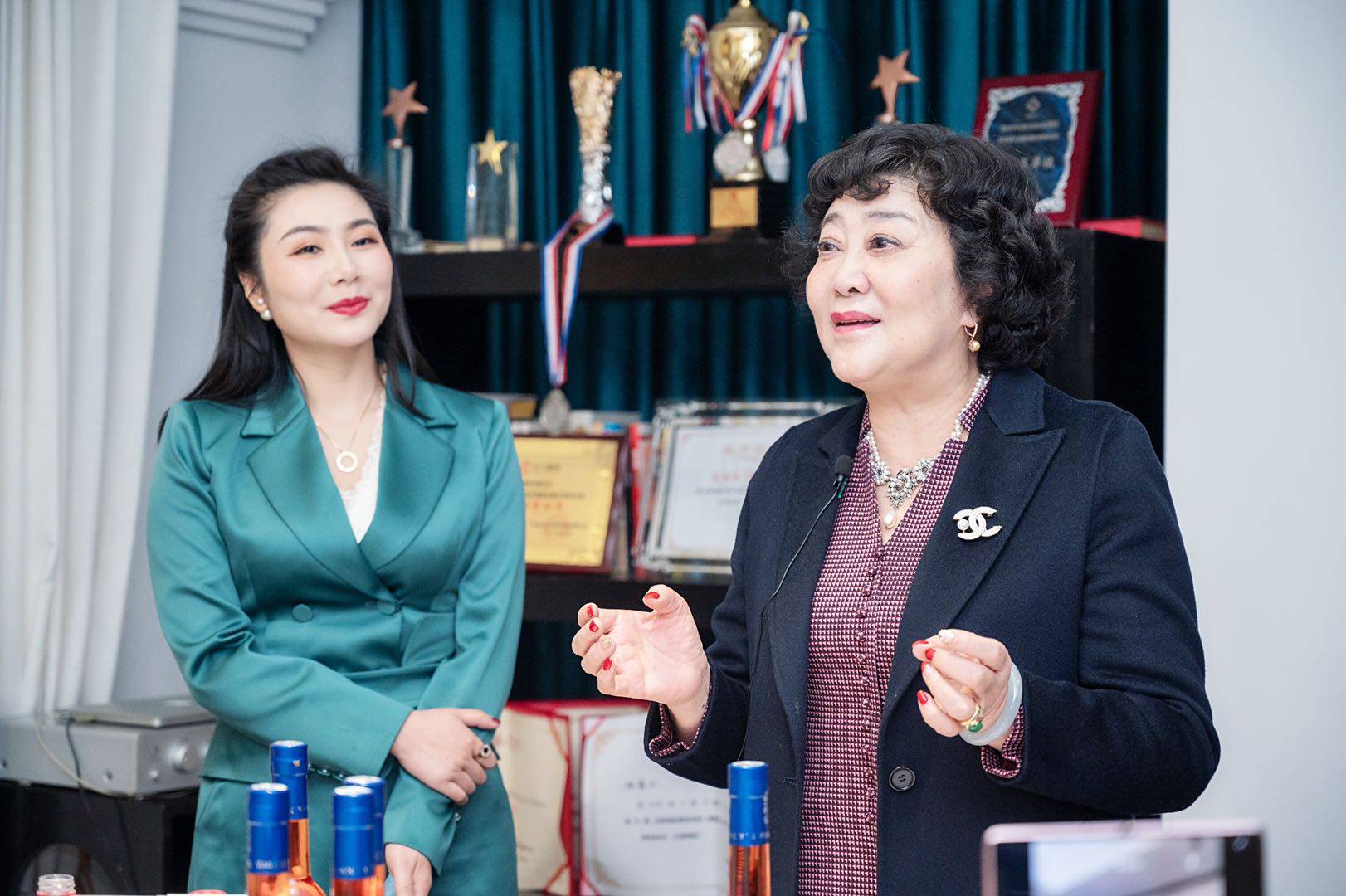 生命必须更精彩重庆洪崖洞主何永智蓝心梅园新商业女性峰会