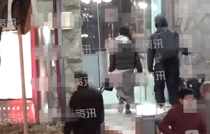 李沁緋聞男友街頭捏美女臉蛋，甜蜜牽手入住酒店，曾被曝與李沁同居 娛樂八卦吃瓜 第3张