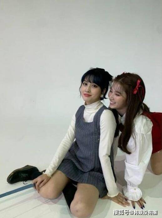 twice成员sana,momo合照公开,素颜也很美啊