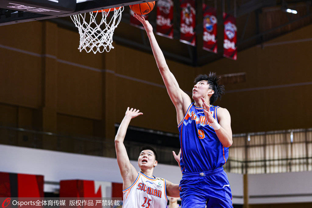 周琦28+17给朱松玮上课 关键时刻连得5分确定胜局