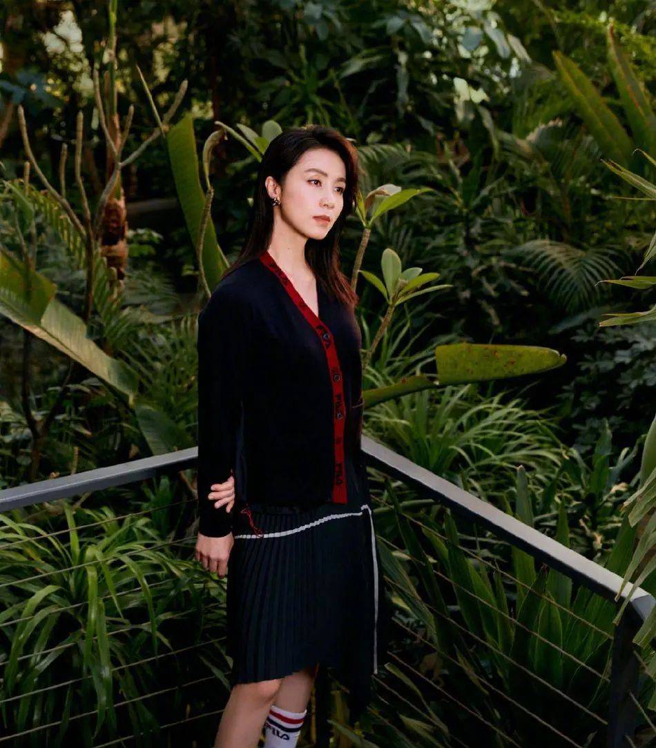 孙莉携女拍大片,休闲风减龄风都能驾驭,一家高颜值养眼又吸睛