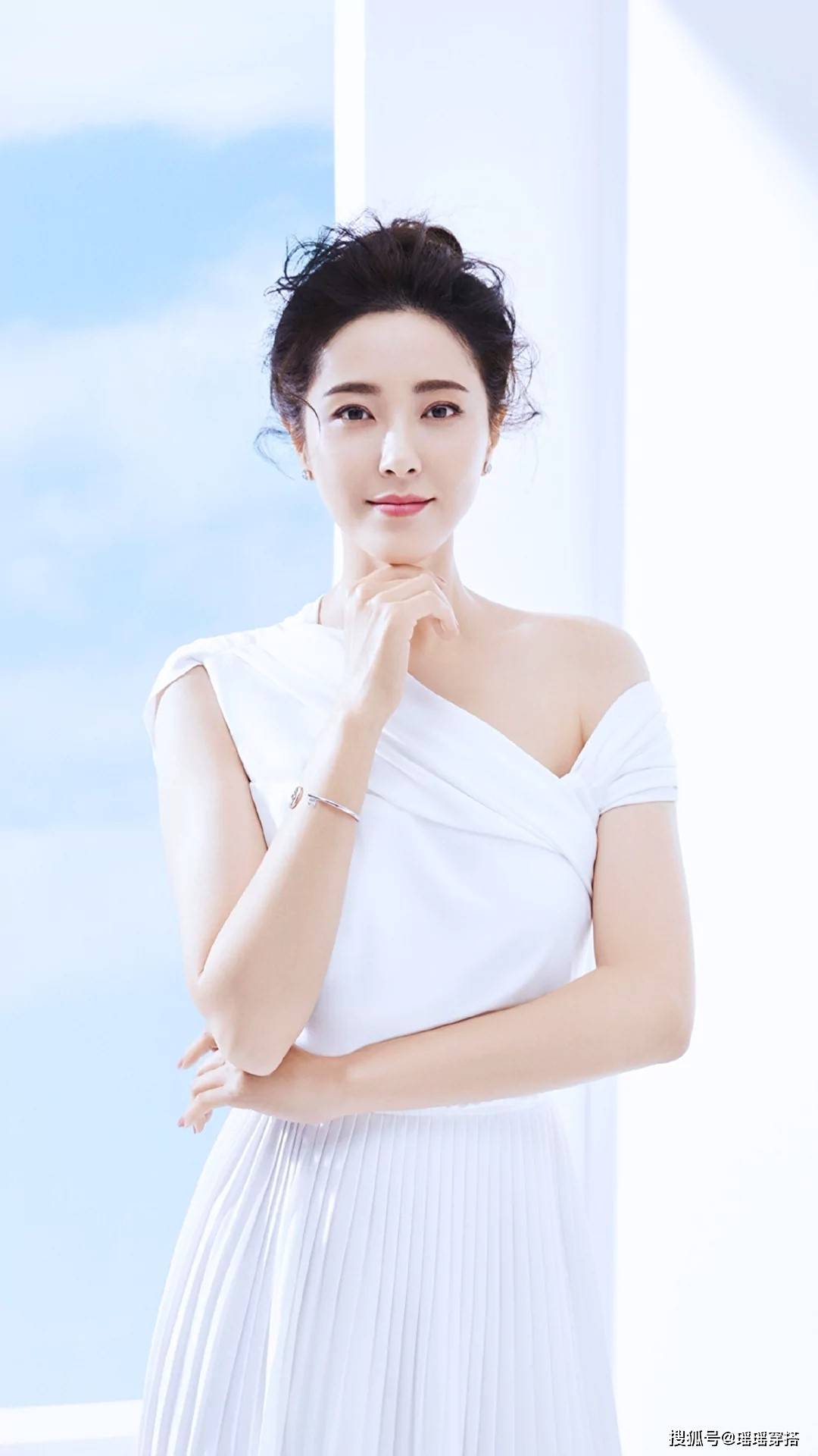 时尚女星曾黎黑色v领长裙显瘦又有女人味,44岁也要保持好气质