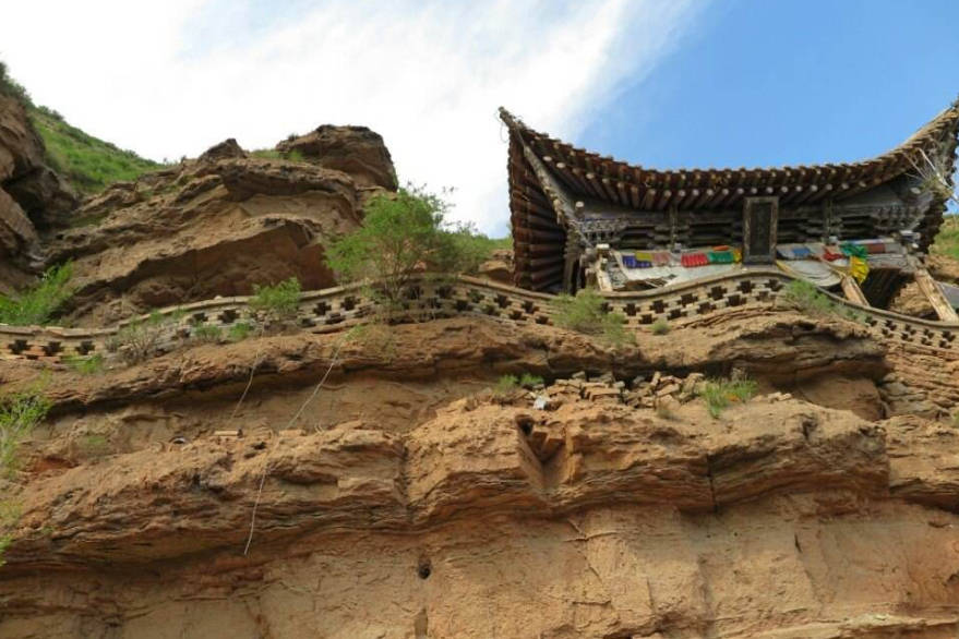 青海“最早”的宗教寺庙，被誉为“西平莫高窟”，建在悬崖断岩中