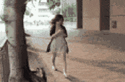 逗比了的妹子,跟树较上了劲说实话这种路况越野车都不敢过小朋友