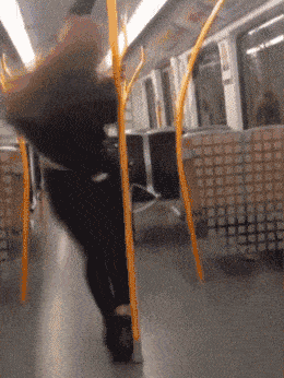 搞笑gif段子10哥们你这是在作死呀你看把你媳妇气得