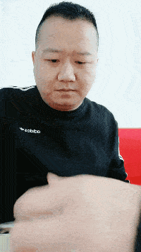 搞笑gif段子:姑娘今天是不想走了我看,小伙急得头皮发麻