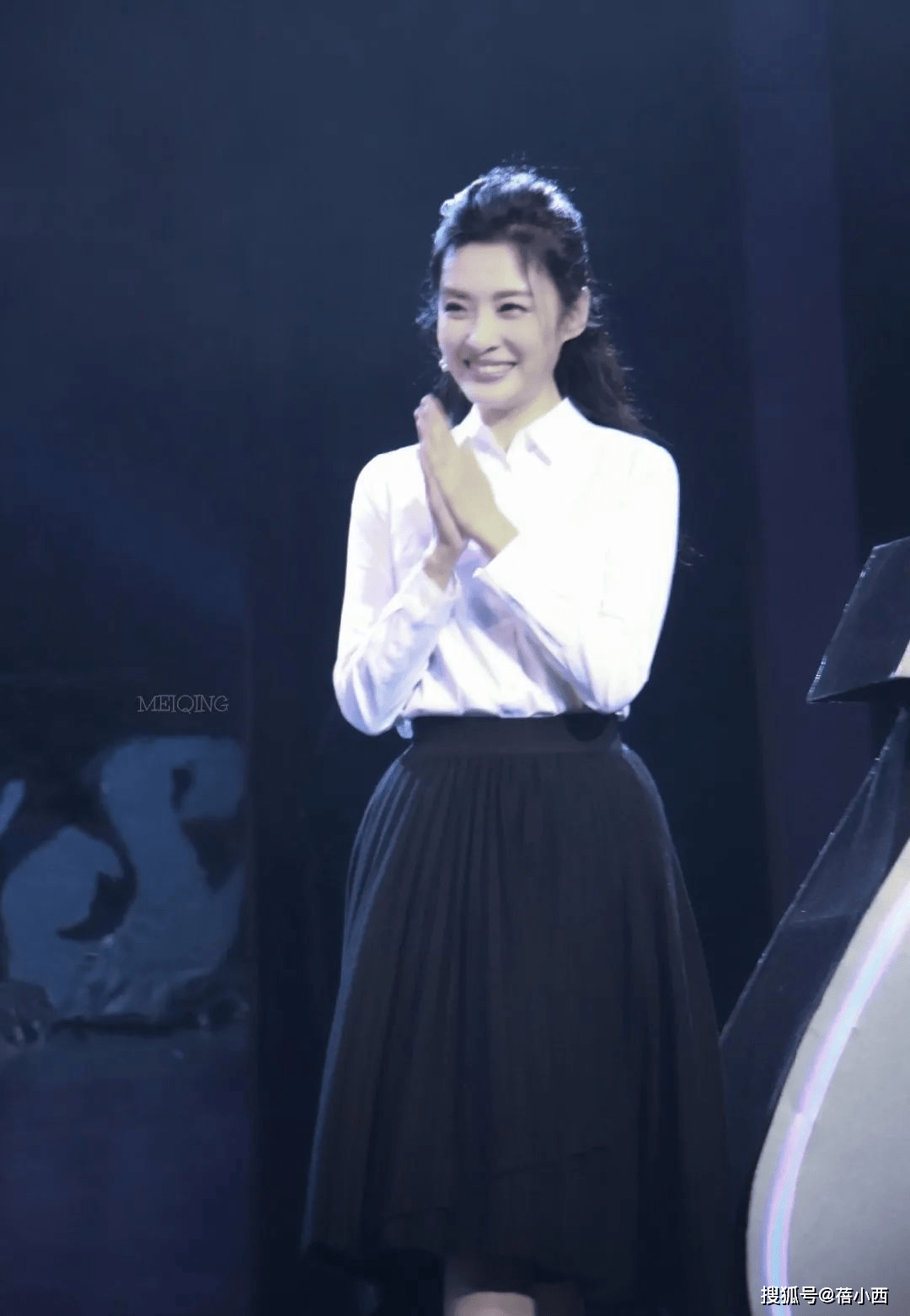 原创周涛私服穿搭太聪明,偏爱休闲风搭配,灰色卫衣配白裤子时尚减龄