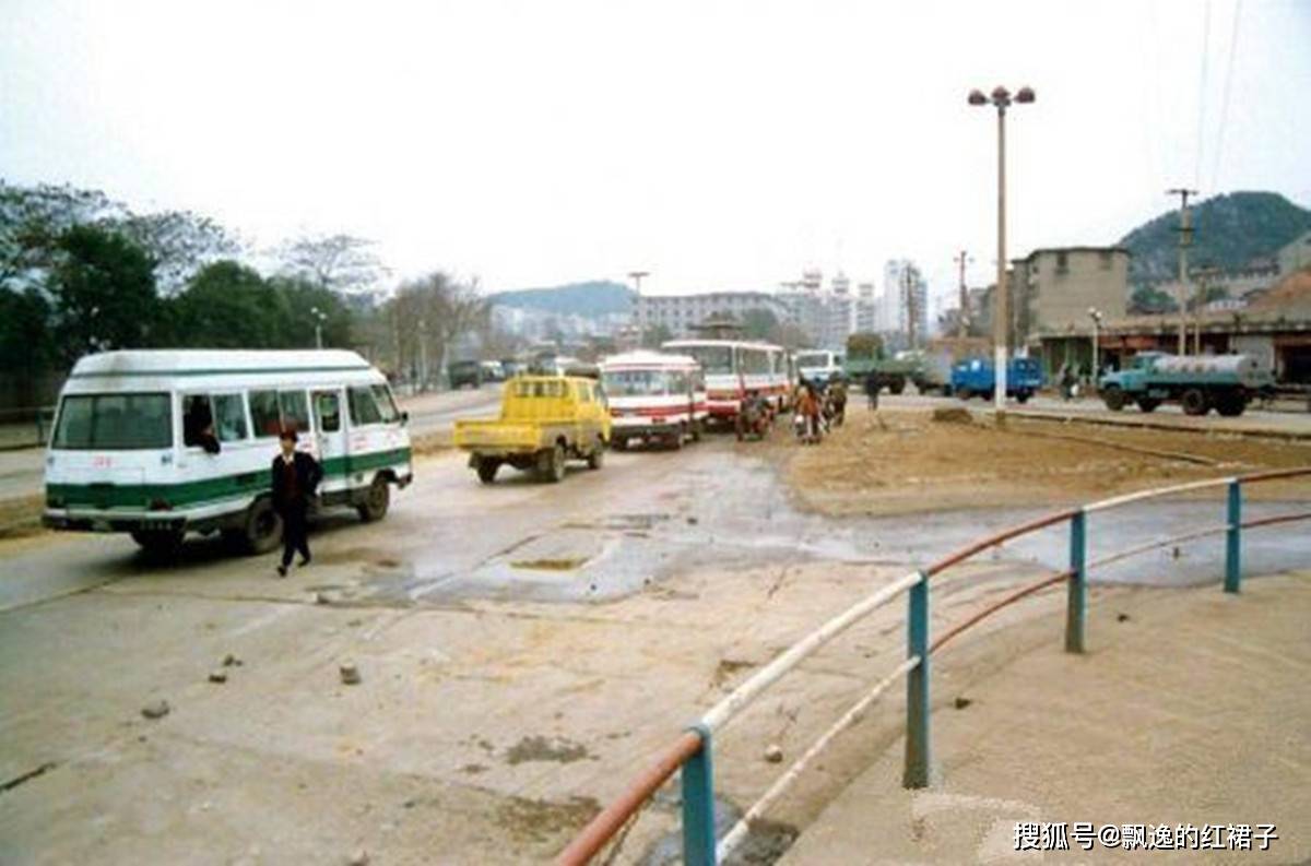 老照片80年代的贵阳市西路的街头麻辣烫人见人爱