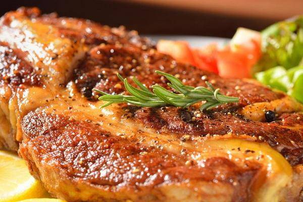 如果说你想去喝水,要把我们手中的刀叉摆放成v字形,这代表我们还没吃